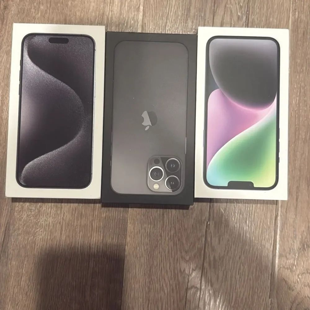 Apple iPhone Packaging Trio in White and Black box